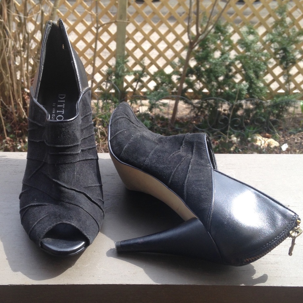 DITTO by van Eli Black Heels with back zip